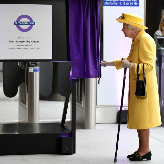 Елизабет II с изненадващо посещение на лондонското метро