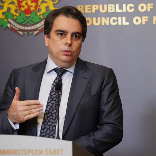 Асен Василев: Тристранката подкрепи макар и не единодушно трите бюджета