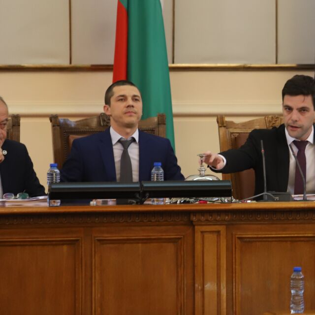 Депутатите разглеждат искането за оставка на зам.-председателя на НС
