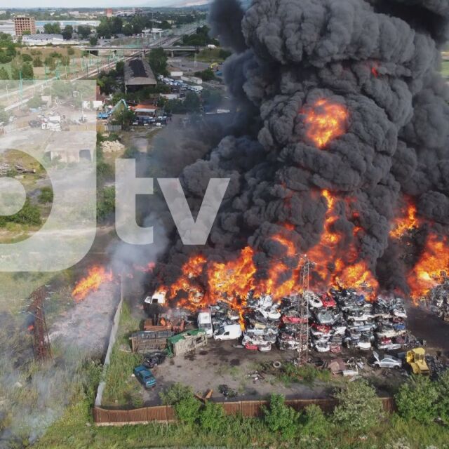 Пожар в Пазарджик: Запали се площадка за рециклиране на коли (СНИМКИ И ВИДЕО)