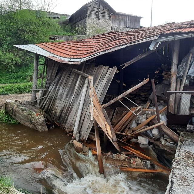 3-часова градушка нанесе щети в доспатското село Змеица (СНИМКИ)