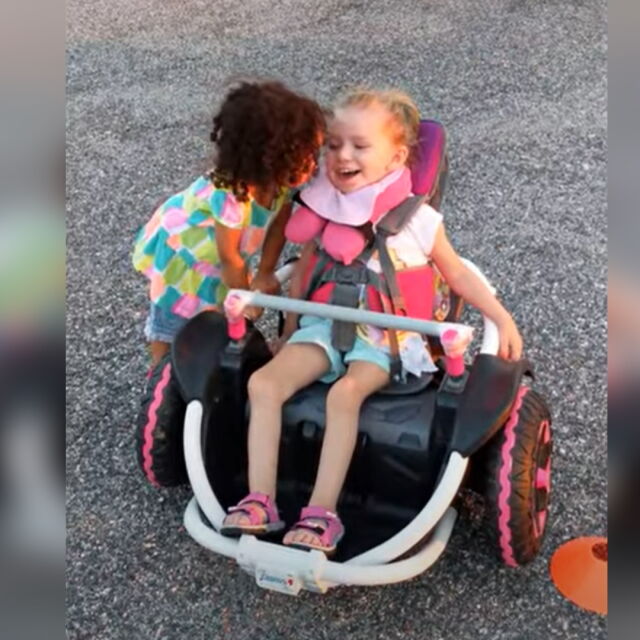 Невероятно приятелство: Момиченце окуражава своя приятелка в инвалидна количка (ВИДЕО)