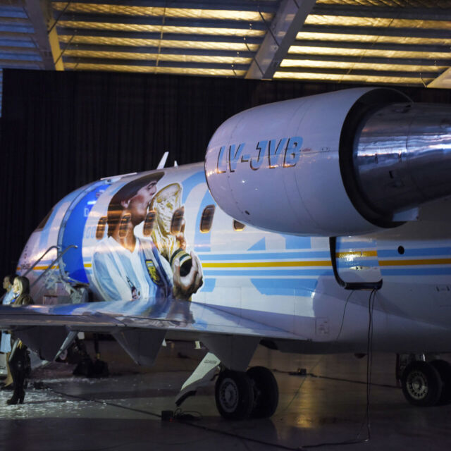 Летящият музей на Марадона тръгна по света
