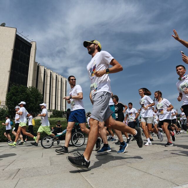 Хиляди се включиха в благотворителния маратон Run2gether в София 