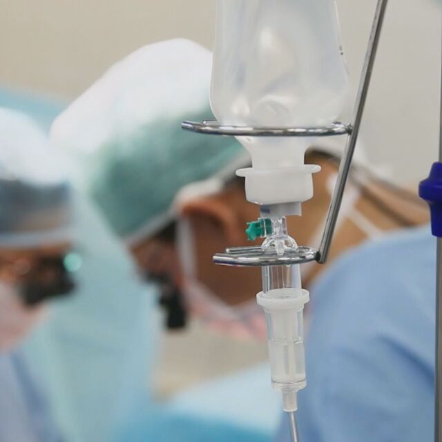 Уникална операция: Трансплантираха ръце на мъж с рядко заболяване във Великобритания