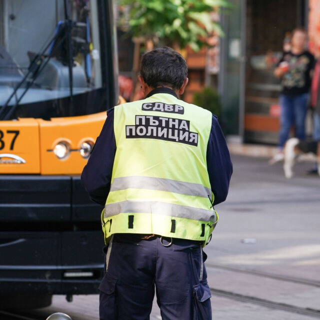 Трамвай и полицейска кола се удариха в София