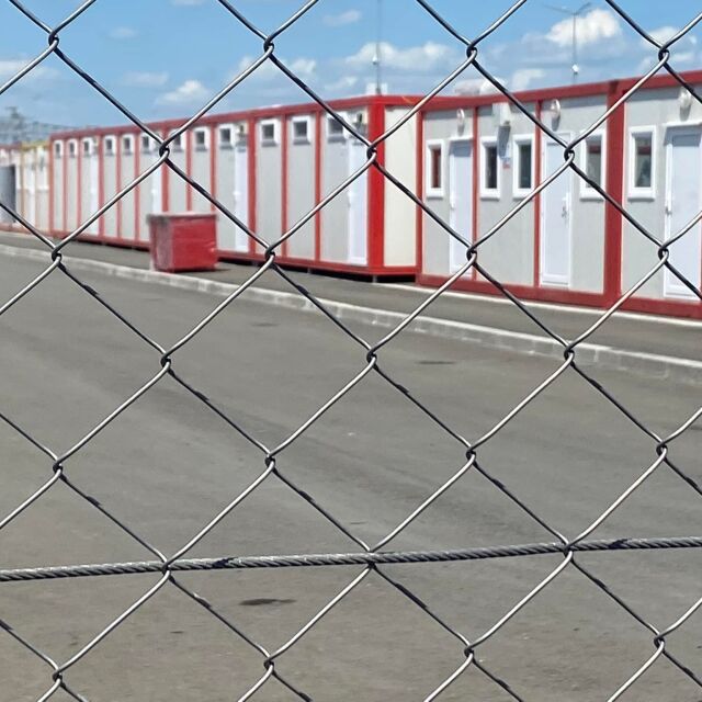 Вижте условията в базите и фургоните, предвидени за бежанци от Украйна (СНИМКИ)