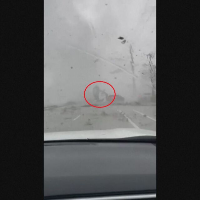 Торнадо обръща кола в драматични кадри на очевидец (ВИДЕО)