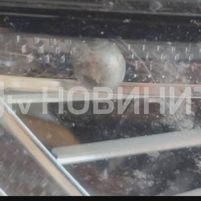Ексклузивно: Снимка показва сачма, забита във фара на автомобила на Гешев