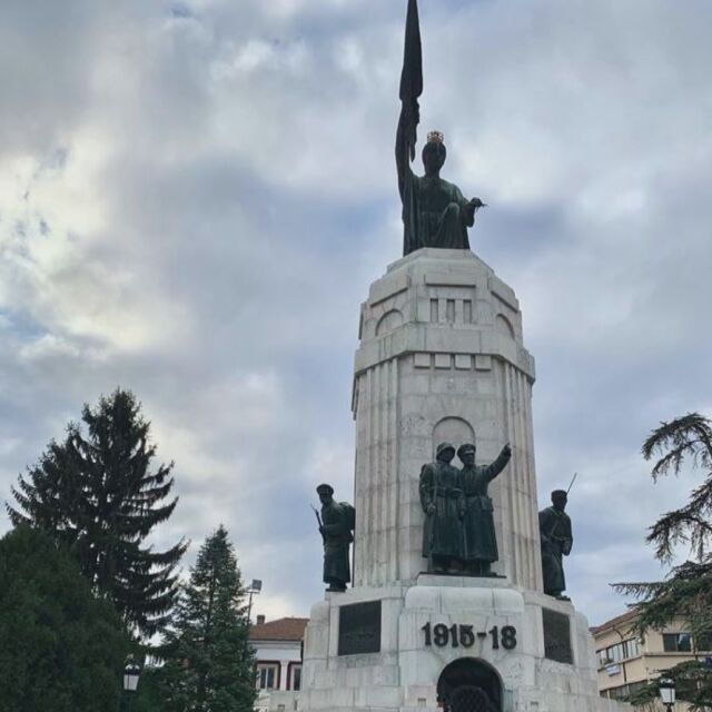 Арестуваха двама души, поругали паметника „Майка България“ в Търново
