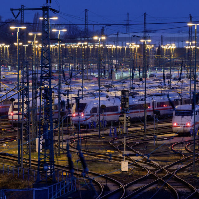 Влак се вряза в работници край Кьолн, двама загинаха