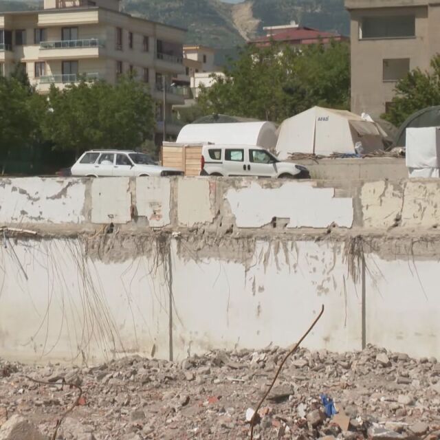 Три месеца след апокалипсиса: Още има хора, в палатки и фургони в Турция