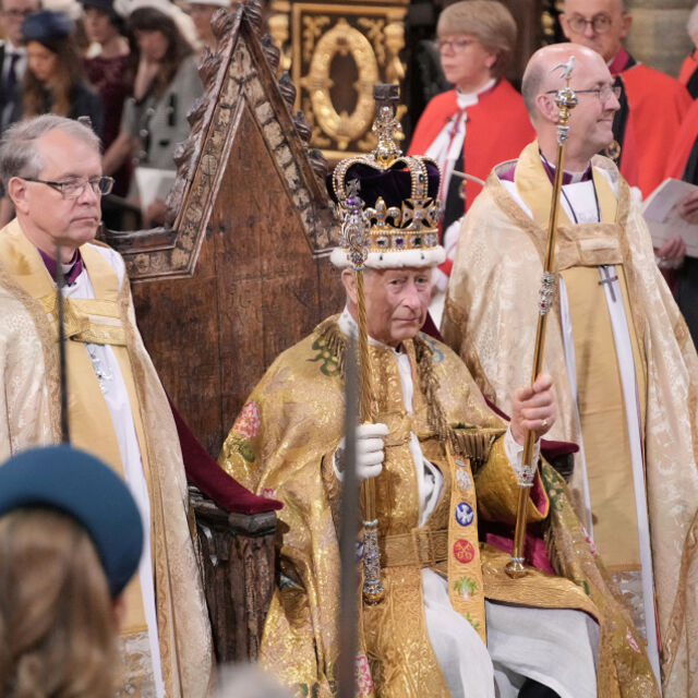 „Бог да пази краля“: Чарлз III беше коронясан в Уестминстърското абатство