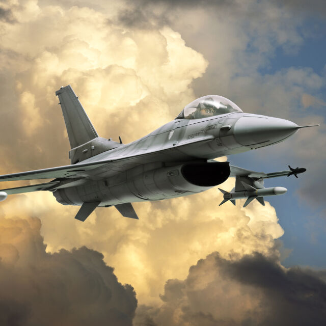 Американски F-16 се разбил насред земеделски площи в Южна Корея