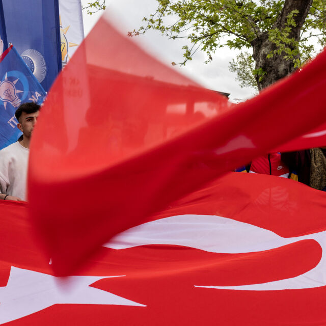 Близо 2 млн. турци гласуваха зад граница за парламентарните и президентски избори