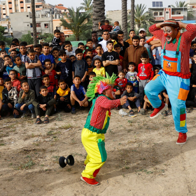 След бомбардировки: Клоуни веселят децата в Ивицата Газа