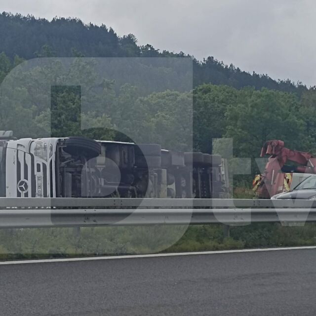 Турски камион се обърна на "Тракия", шофьорът е откаран в болница (СНИМКИ)
