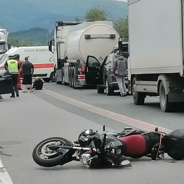 Моторист падна на пътното плътно на главен път Е-79 (СНИМКИ)