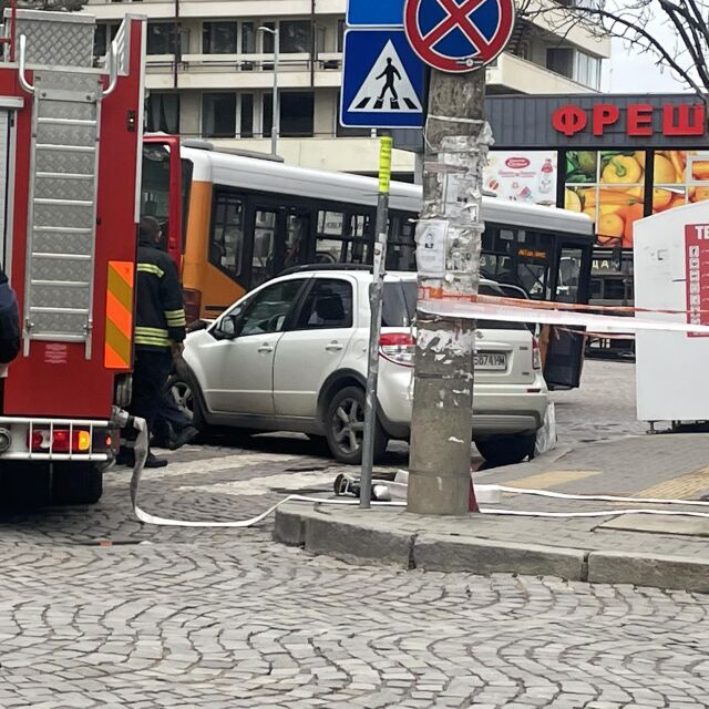 Кола удари пешеходец в Горна Баня, той попадна под автобус (СНИМКИ)