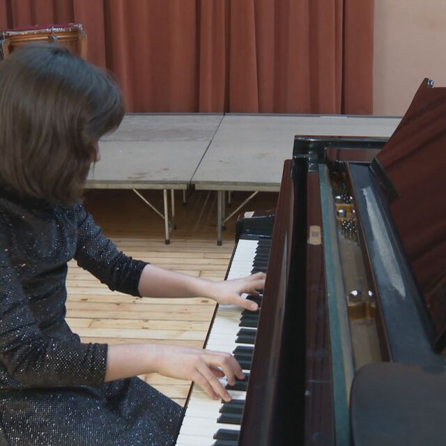 "Младите надежди": 11-годишната Яна Кръстева прославя България с пианото