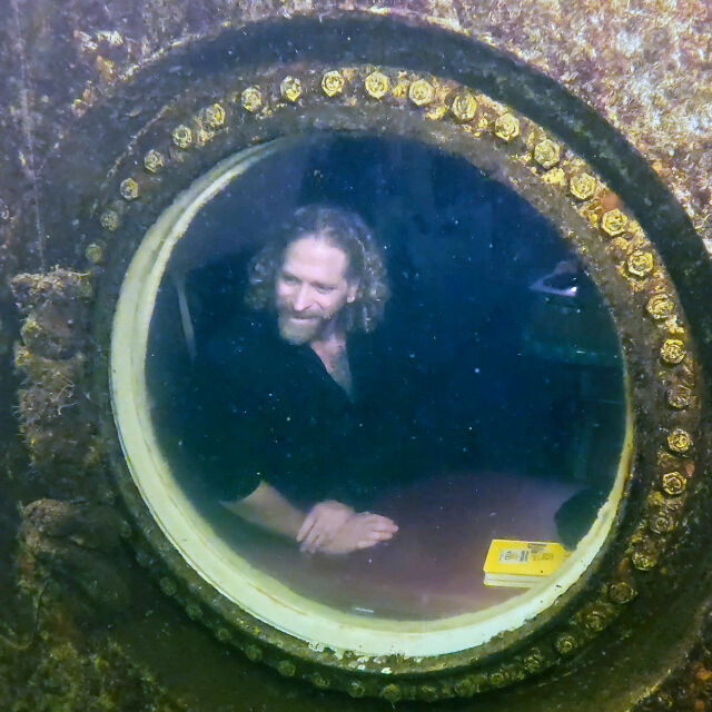 Изследовател живя 74 дни под вода, постави световен рекорд