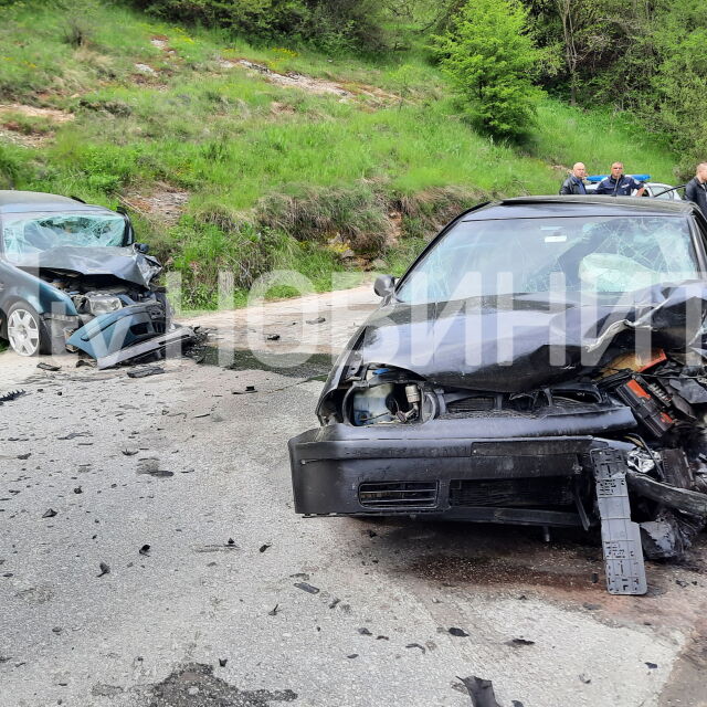 Челен удар между два автомобила в Смолянско