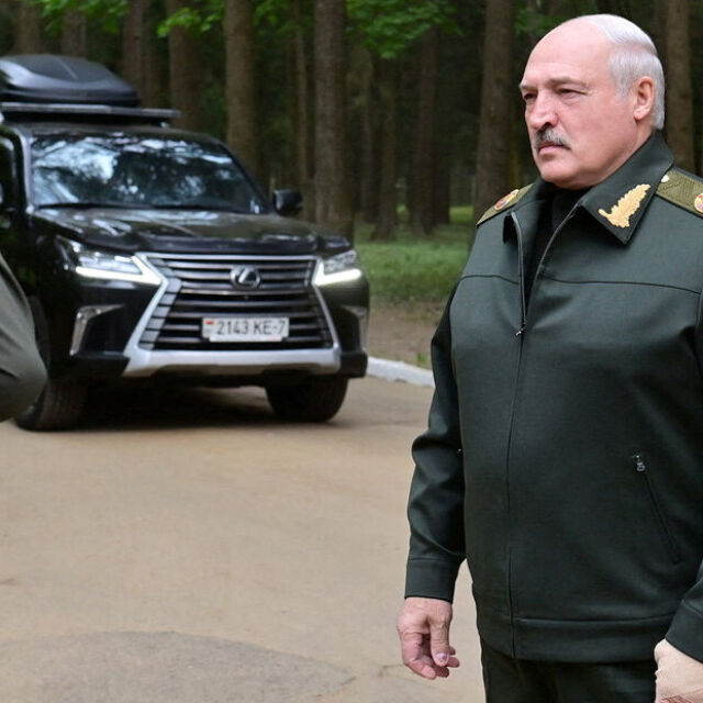 След загадката къде е: Лукашенко се появи с превръзка на ръката 