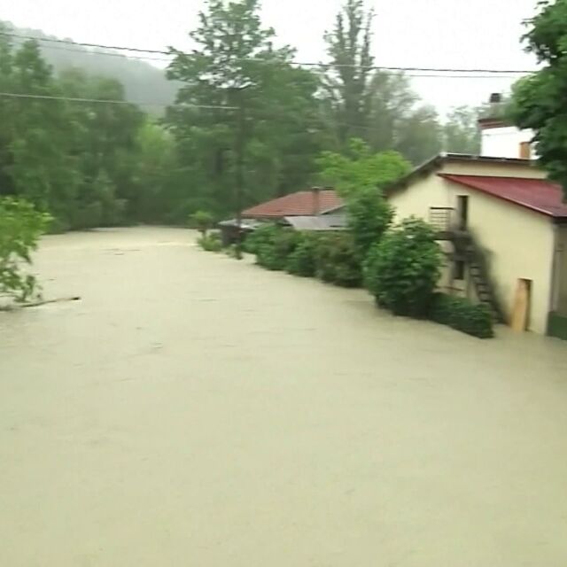 Наводненията в Италия: 9 души загинаха, а хиляди бяха евакуирани