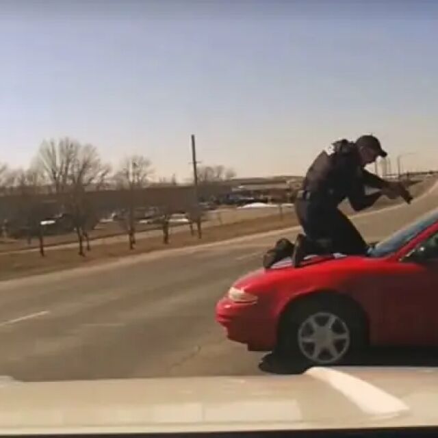 Зрелищен арест и гонка: Полицай се качи на предния капак на кола в движение (ВИДЕО)