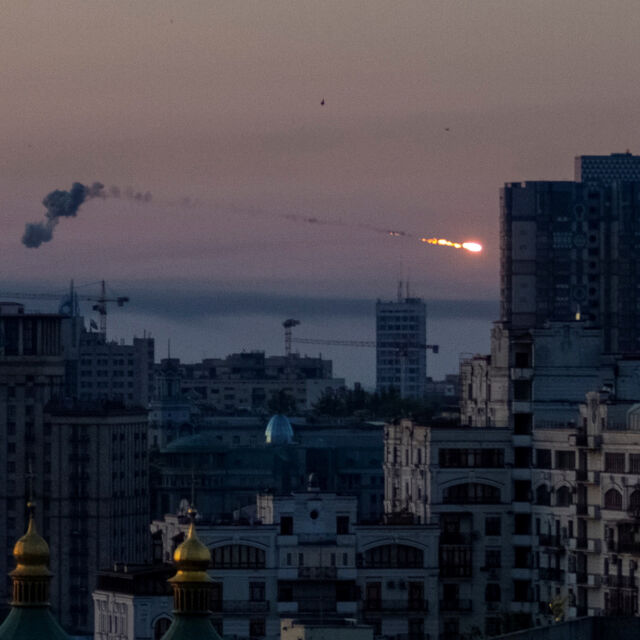 Руски въздушни атаки в Киев, хората са призовани да останат в бомбоубежищата