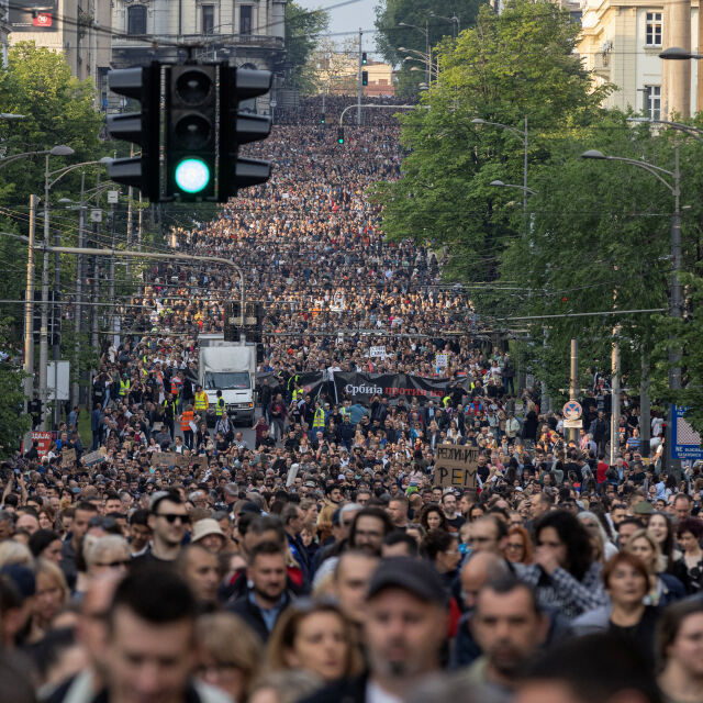 Хиляди на протест в Белград срещи насилието и управлението на Вучич
