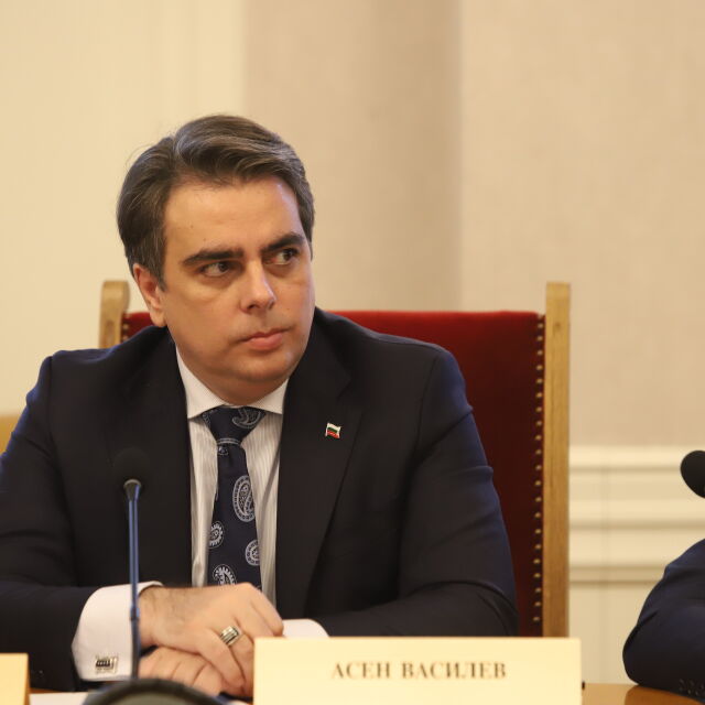 Асен Василев: Силно се надявам да не изберем правителство през задния вход 