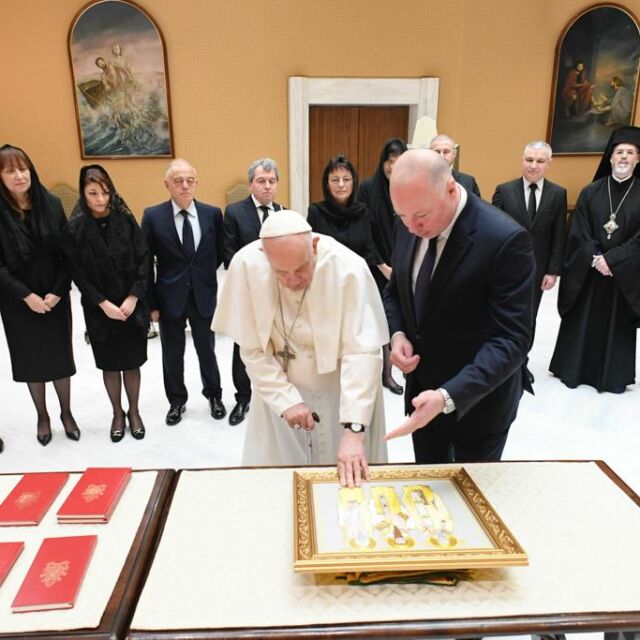 Росен Желязков подари на папата икона на светите братя от златни и сребърни конци (СНИМКИ)