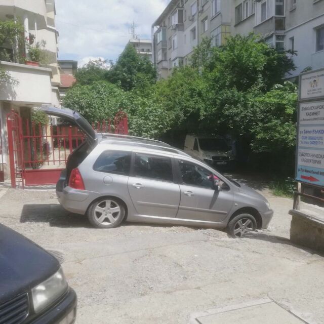 Кола пропадна в дупка в Стара Загора: Защо не е била обезопасена улицата? 