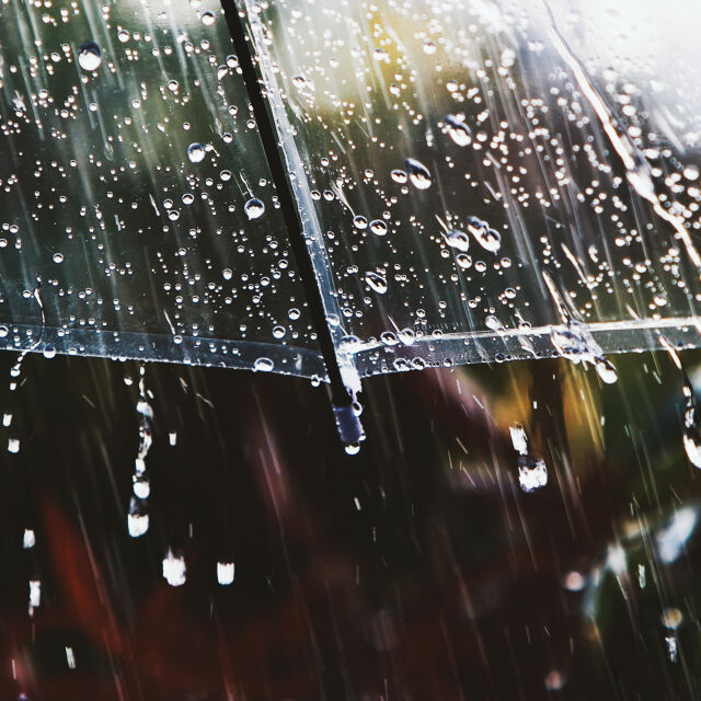 Обявен е жълт код за значителни валежи в седем области в страната
