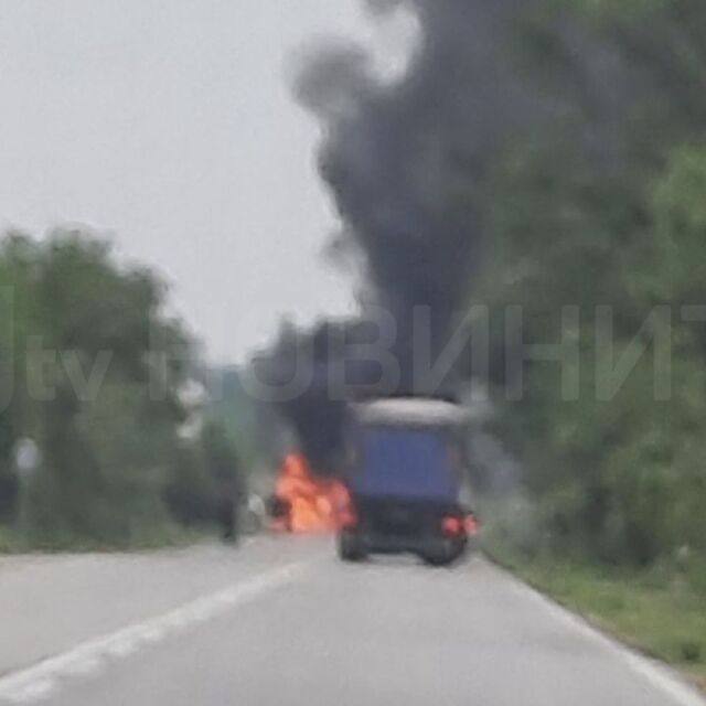 Кола се запали след удар в камион, затвориха пътя Русе-Бяла