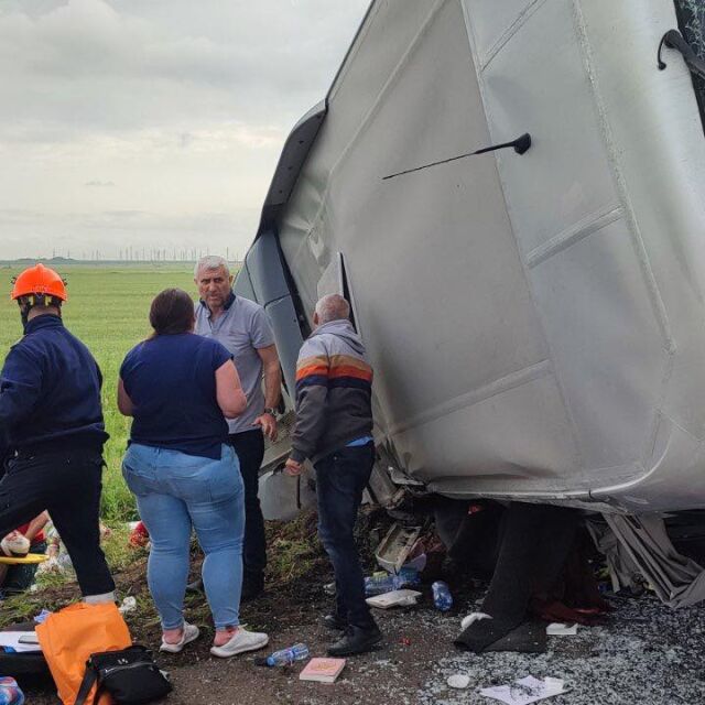 Автобус катастрофира край Бургас, има ранени (СНИМКИ И ВИДЕО)