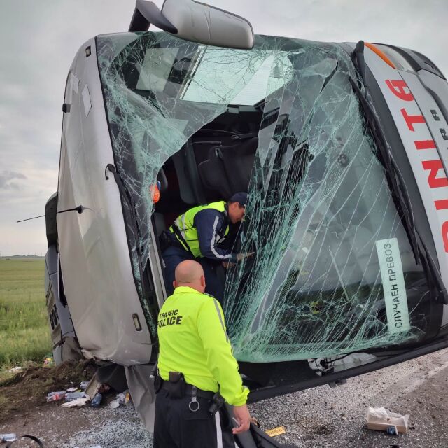 Основна версия за катастрофата с автобус край Бургас: Шофьорът е заспал
