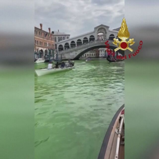 Прочутият Канал гранде във Венеция стана зелен (ВИДЕО)
