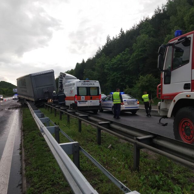 Катастрофа на "Тракия": Камион премина през мантинелата (СНИМКИ)