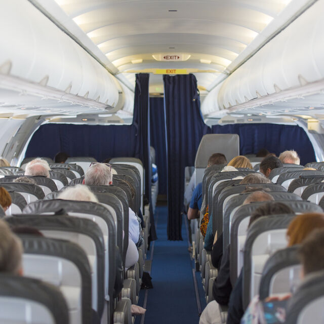 Пътници се барикадираха в самолет, кацнал във Варна, а не в София (ВИДЕО)