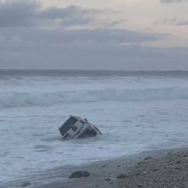 Джип в морето: Вълна завлече колата от плажа (ВИДЕО)