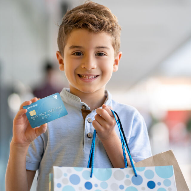 „Вече 7-годишни деца могат да плащат с дебитна карта“: За или против? (ВИДЕО)