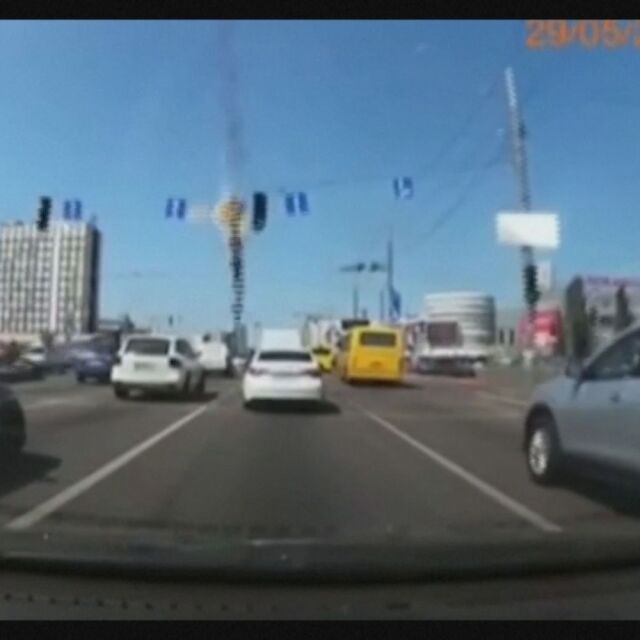 Видео показва как отломки от ракета падат върху оживен път в Киев