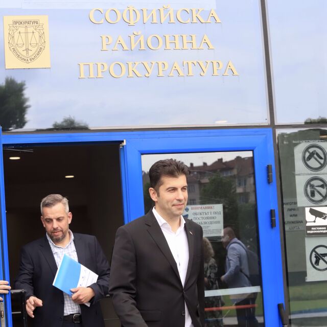 Кирил Петков се яви в прокуратурата на разпит с адвокат (ОБЗОР)