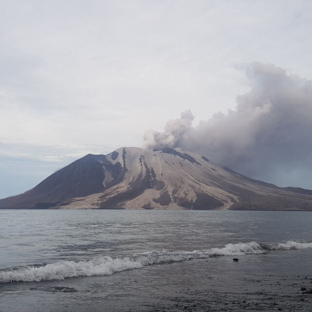 „Изсипа се дъжд от камъни“: Евакуираха 12 000 души заради вулкан (ВИДЕО)
