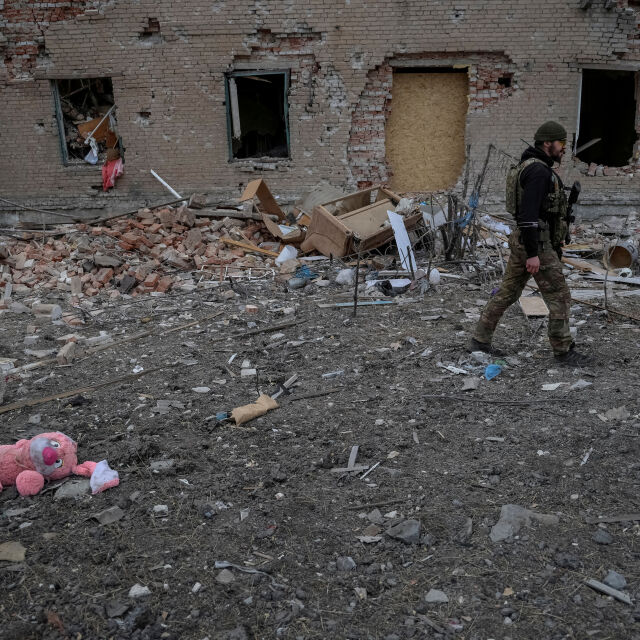 Москва достигна покрайнините на стратегическия Часов Яр, Киев със спешна нужда от боеприпаси