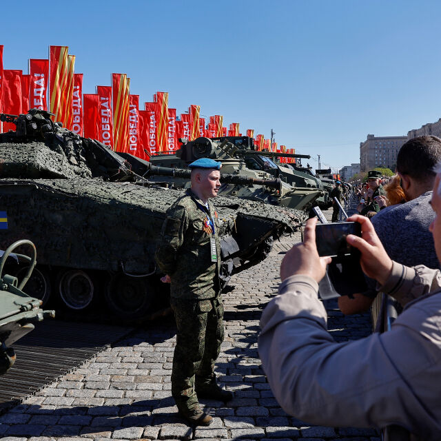 Русия парадира със западна военна техника, пленена в Украйна (СНИМКИ)