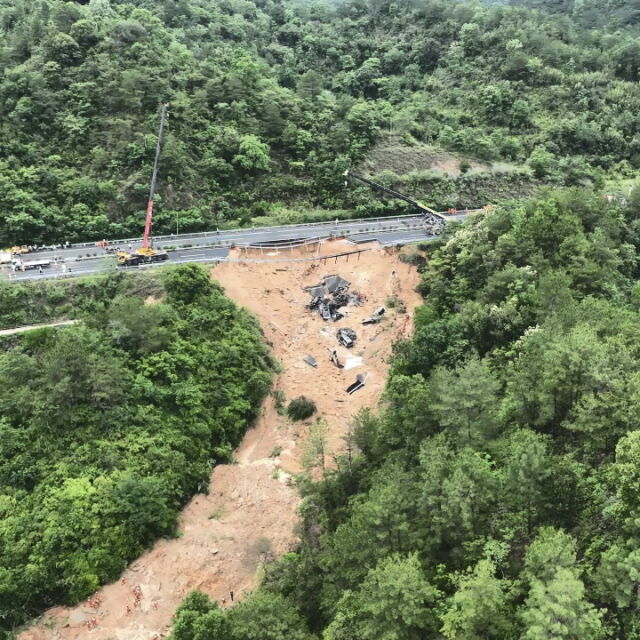  Трагедия след сриване на автомагистрала в Китай: Броят на жертвите пораства (ВИДЕО И СНИМКИ) 