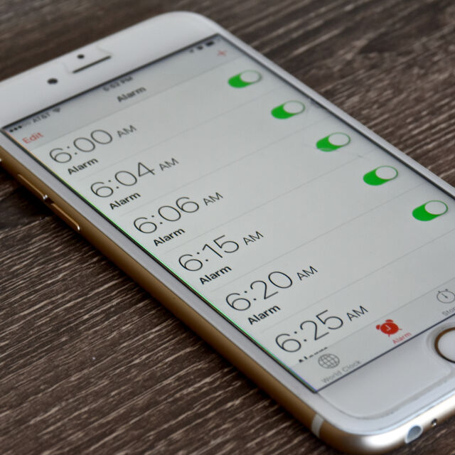 Apple работи за отстраняване на тревожен проблем: Алармата на iPhone не звъни 
